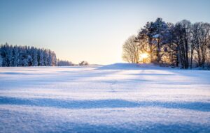Luminen maisema aurinkoisena talvipäivänä