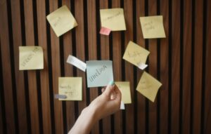 Käsi pitää post-it -lappua, jossa lukee "unelma"