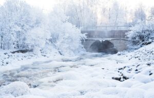 Luminen talvimaisema, taustalla silta