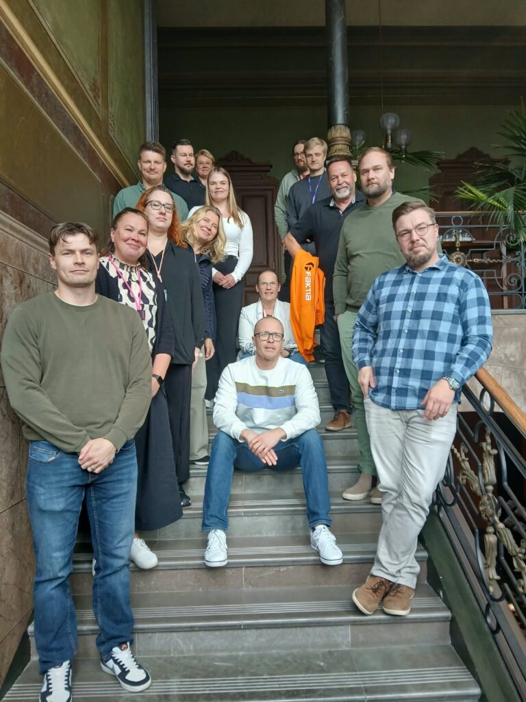 Työllisyysalueen, oppilaitosten ja HELAn toimijoiden edustajat yhteiskuvassa.