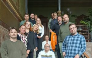 Työllisyysalueen, oppilaitosten ja HELAn toimijoiden edustajat yhteiskuvassa.