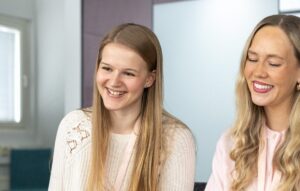 Hymyilevät ihmiset valmennustilanteessa.